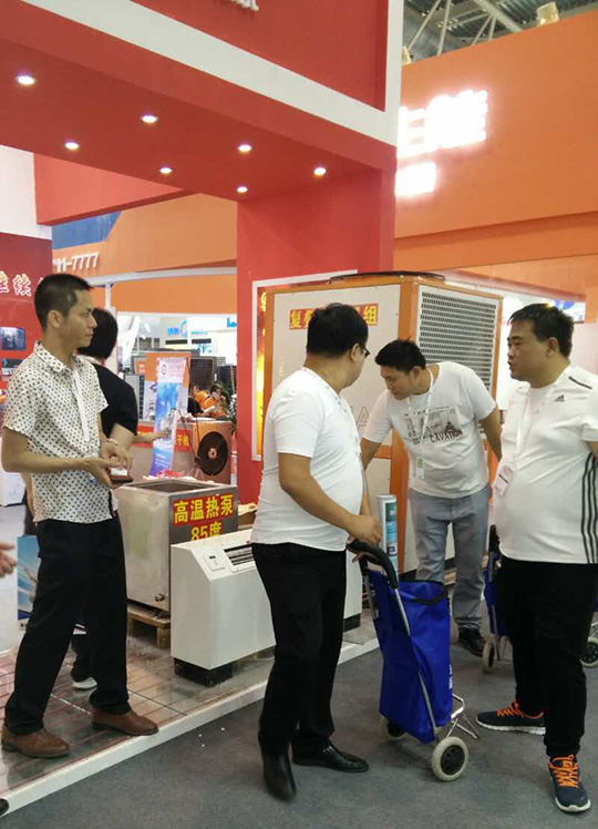 北京暖通展第二天，正旭空氣能展臺(tái)人氣依舊爆棚