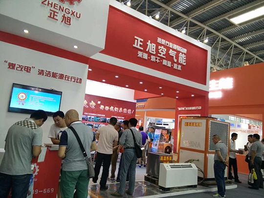 北京暖通展第二天，正旭空氣能展臺(tái)人氣依舊爆棚