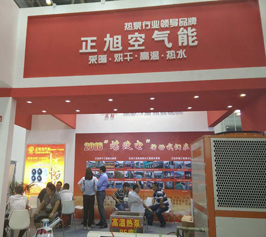 北京暖通展第二天，正旭空氣能展臺(tái)人氣依舊爆棚